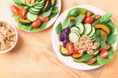 Sebzeli salata kinoa tohumları, sağlıklı vejetaryen yemekleri.