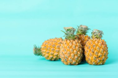 Pastel yeşil arka planda taze ananas meyvesi, tropik meyve.