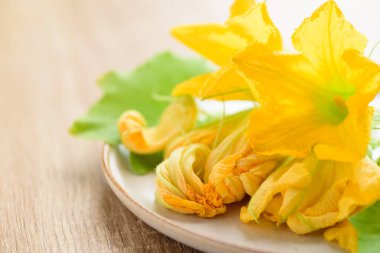 Tabakta sarı balkabağı çiçekleri