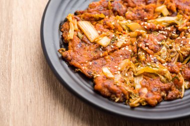 Tabakta Kimchi gözlemesi (Kimchijeon), Kore yemeği