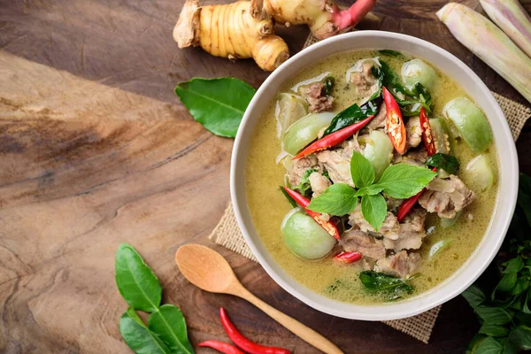 Comida Tailandesa Curry Verde Con Cerdo Tazón Ingredientes Sobre Fondo — Foto de Stock