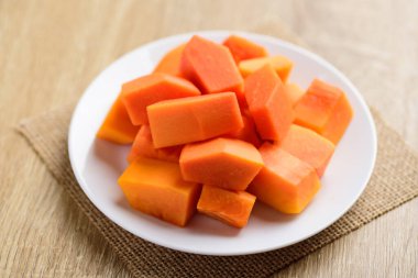 Beyaz tepside dilimlenmiş papaya meyvesi, tropikal meyve