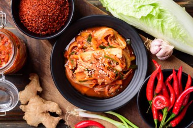 Ahşap masada malzemeli kimçi lahanası, Kore yemeği.