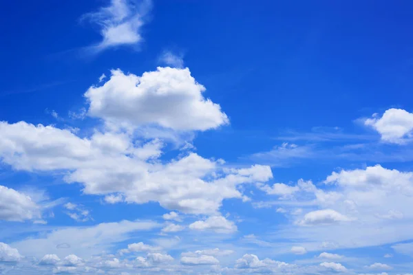 Blå Himmel Med Vita Moln Sommarsäsongen Natur Bakgrund — Stockfoto