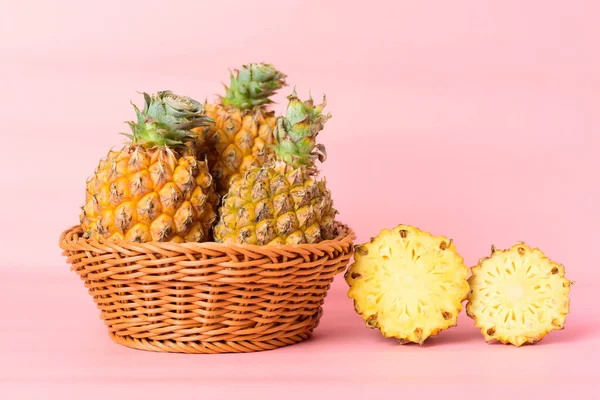 Vers Ananas Fruit Een Mand Pastelroze Achtergrond Tropisch Fruit — Stockfoto