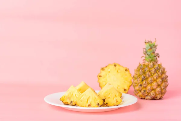 Snijd Ananas Fruit Witte Plaat Met Pastelroze Ondergrond Tropisch Fruit — Stockfoto