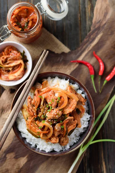 Revuelva Kimchi Frito Con Cerdo Sobre Arroz Cocido Tazón Sobre — Foto de Stock