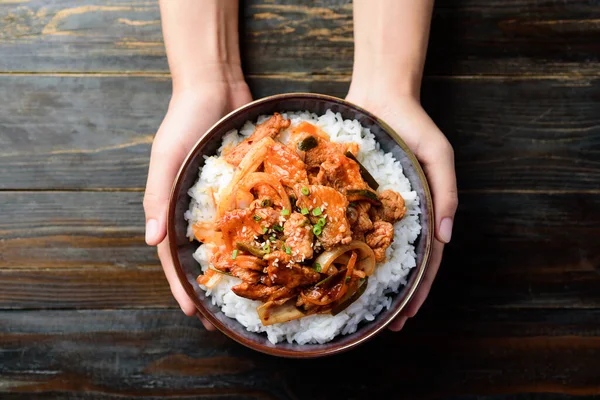 Revuelva Kimchi Frito Con Cerdo Sobre Arroz Cocido Tazón Sosteniendo — Foto de Stock