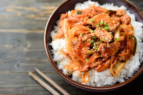Revuelva Kimchi Frito Con Cerdo Sobre Arroz Cocido Tazón Sobre — Foto de Stock