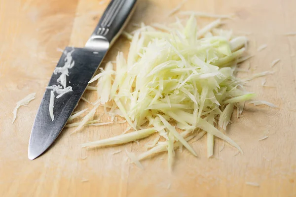 Tahta keserken doğranmış yeşil papaya meyvesi. Papaya salatası pişirme, Tayland yemeği.