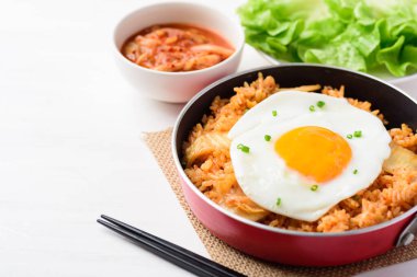 Kore yemeği, kimchi pilavı ve kızarmış yumurta.