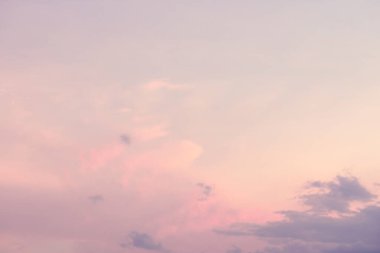 Güzel vanilya gökyüzü, akşam olmadan önce bulutlar, doğa arka planı