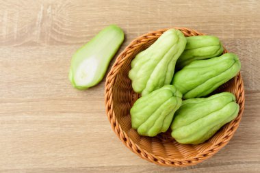 Chayote squash ya da Mirlition squash tahtadan bir sepetin içinde, kuzey Tayland yemekleri için yiyecek.