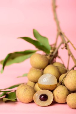 Pembe arka planda taze longan meyvesi, Tropikal meyve