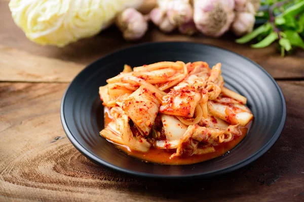 Koreanisches Essen Kimchi Kohl Auf Schwarzem Teller Fertig Zum Essen — Stockfoto