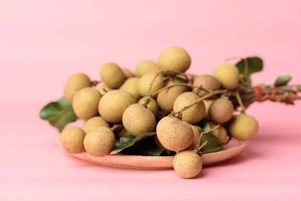 Frutas Frescas Longan Prato Com Fundo Rosa Frutas Tropicais — Fotografia de Stock