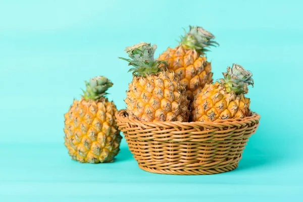 Vers Ananas Fruit Een Mand Pastelgroene Ondergrond Tropisch Fruit — Stockfoto
