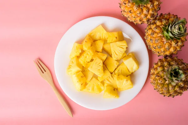 Fruta Piña Rodajas Plato Blanco Con Tenedor Listo Para Comer — Foto de Stock