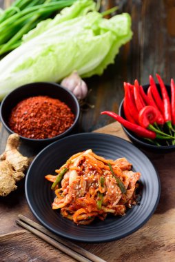 Ahşap masada malzemeli kimçi lahanası, Kore yemeği.