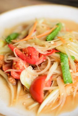 Tayland yemeği, baharatlı papaya salatası (Som Tum) tabakta