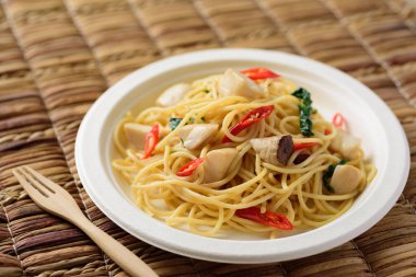 Mantarlı baharatlı spagetti, Tayland usulü, vejetaryen yemeği.