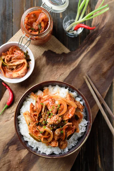 Revuelva Kimchi Frito Con Cerdo Sobre Arroz Cocido Tazón Sobre — Foto de Stock