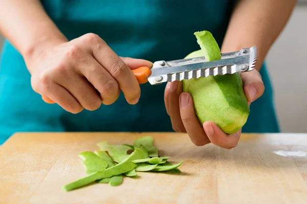 Ruční Nůž Oloupané Zelené Mango Připravené Salát — Stock fotografie