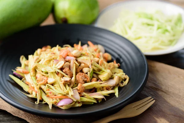 Тайская Еда Пряный Зеленый Салат Манго Деревянном Фоне — стоковое фото