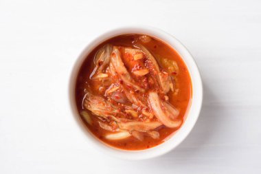 Beyaz masada bir kasede kimçi lahanası, Kore yemeği, Top View.