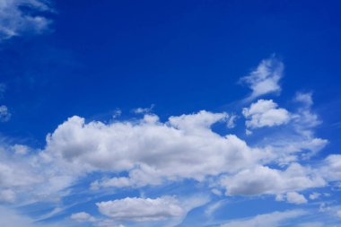 Yaz mevsiminde beyaz bulutlu mavi gökyüzü, doğa arka planı