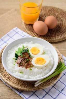 Asya kahvaltısı, haşlanmış yumurtalı pirinç çorbası ızgara mantar ve kâsede ıspanak.