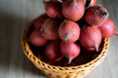 Sepette kırmızı salaska meyvesi, Güneydoğu Asya 'da yetişen palmiye meyvesi.