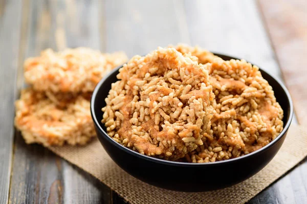 Yerel Tayland çerezi (Khao Tan), kamış şekerli kızarmış pirinç.