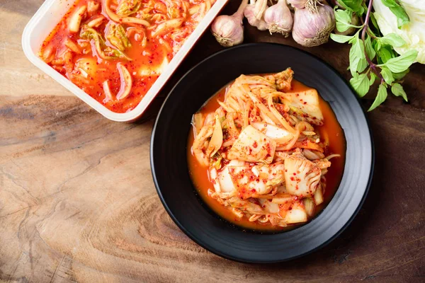 Siyah tabakta kimçi lahanası, ev yapımı Kore yemeği.