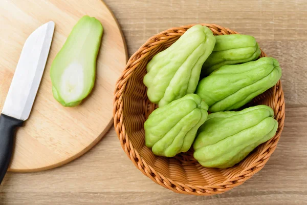 Chayote squash ya da Mirlition squash sepetinde ahşap arka planda, organik sebze, yenilebilir bitki meyvesi