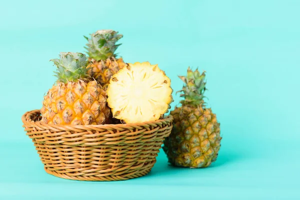 Vers Ananas Fruit Een Mand Pastelgroene Ondergrond Tropisch Fruit — Stockfoto