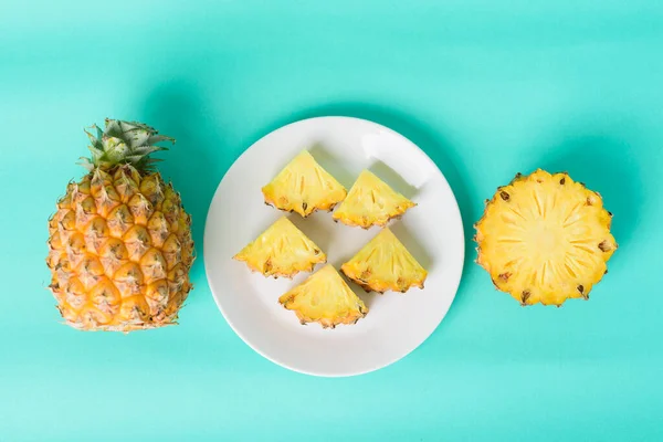 Vers Ananas Fruit Pastelgroene Ondergrond Tropisch Fruit — Stockfoto