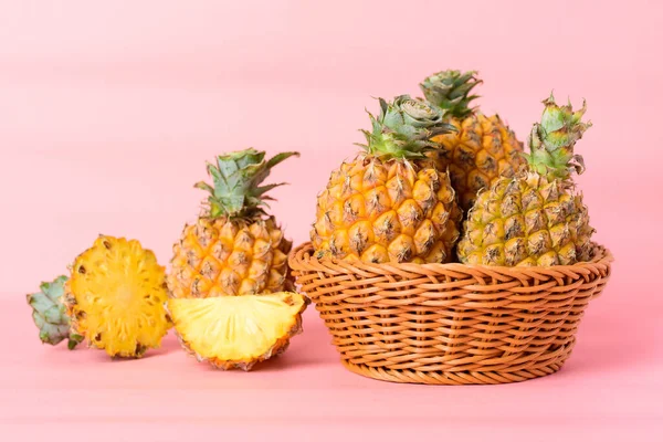 Vers Ananas Fruit Een Mand Pastelroze Achtergrond Tropisch Fruit — Stockfoto