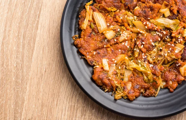 Kore yemeği, Kimchi gözlemesi (Kimchijeon) tabakta.