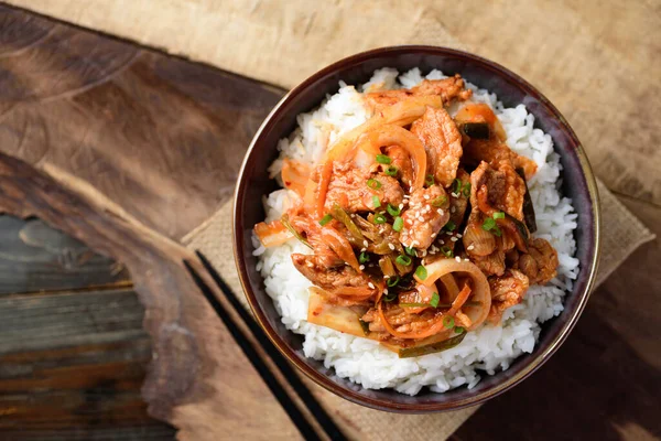 Comida Coreana Revuelva Kimchi Frito Con Cerdo Sobre Arroz Cocido — Foto de Stock