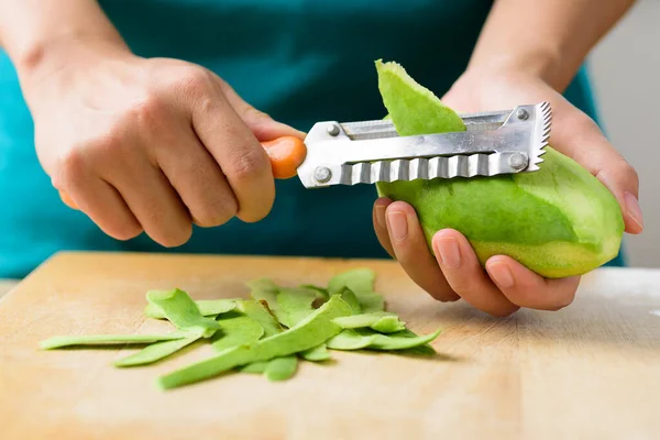 Ruční Nůž Oloupané Zelené Mango Připravené Salát — Stock fotografie