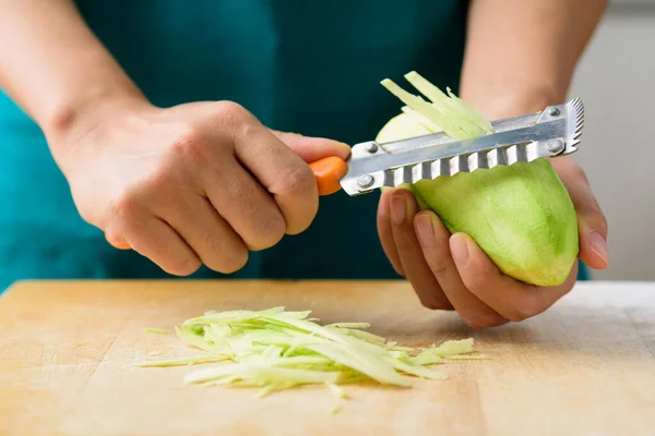 Ruční Nůž Nakrájené Zelené Mango Připravené Salát — Stock fotografie