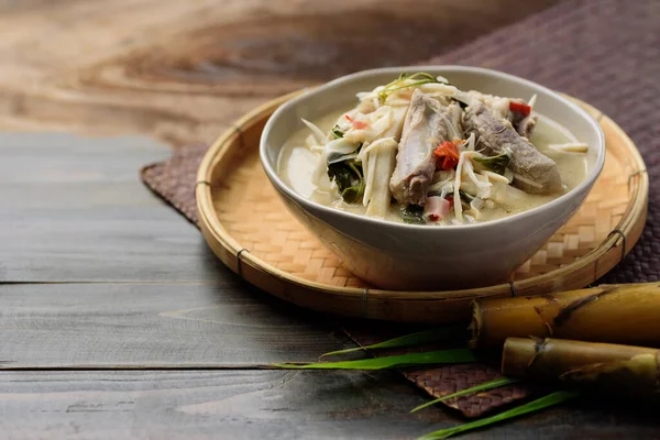 Comida Tailandesa Local Brote Bambú Fermentado Sopa Picante Con Cerdo — Foto de Stock