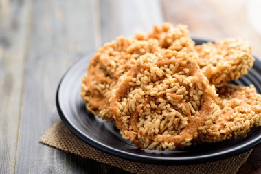 Yerel Tayland çerezi (Khao Tan), kamış şekerli kızarmış tatlı pirinç