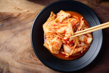 Siyah tabakta kimçi lahanası yemek çubuğu, Kore yemeği, Top view.