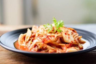 Siyah tabakta kimçi lahanası. Yemeye hazır, Kore yemeği.