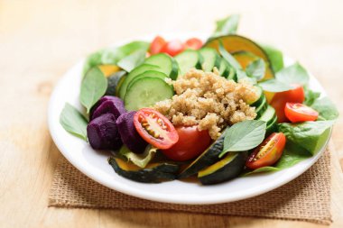 Tabakta kinoa tohumu olan salata sebzeleri, sağlıklı vejetaryen yemekleri.
