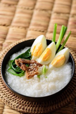 Asya yemeği, haşlanmış yumurtalı pirinç çorbası, ızgara mantar ve örülmüş turta tabakasında ıspanak.