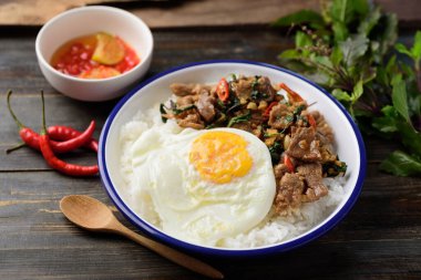 Tayland yemeği, fesleğenli kızarmış domuz eti ve pilav ile balık soslu chili yemek (Pad Kaprao Moo Kai Dao)