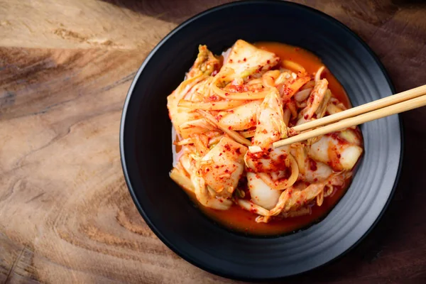 Siyah tabakta kimçi lahanası yemek çubuğu, Kore yemeği, Top view.